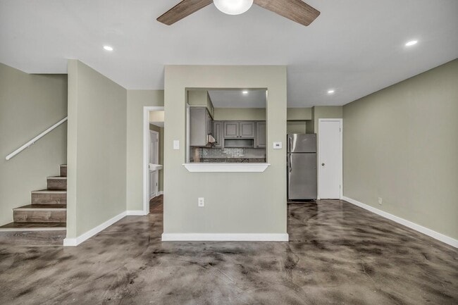Building Photo - 2808 Skyway Cir