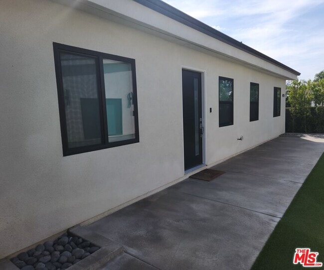 Building Photo - 422-422-1 Almond Ave