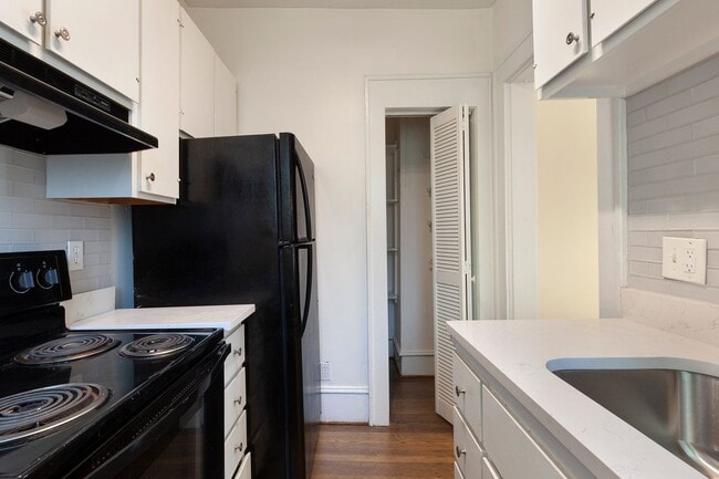 Building Photo - Spacious 1/1 Condo w/ Enclosed Patio & Off...
