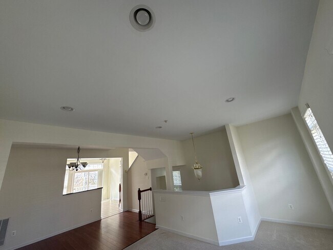 Building Photo - Stylish End-Unit Townhome on  Oakridge Lane – Hellertown, PA