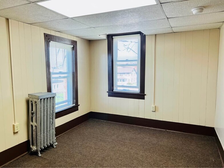 Building Photo - 115 N Grove St