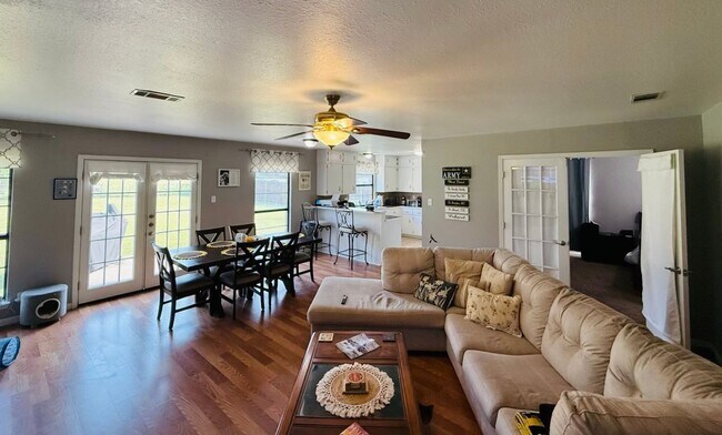 Building Photo - Beautiful 3-bedroom 2-bathroom house.