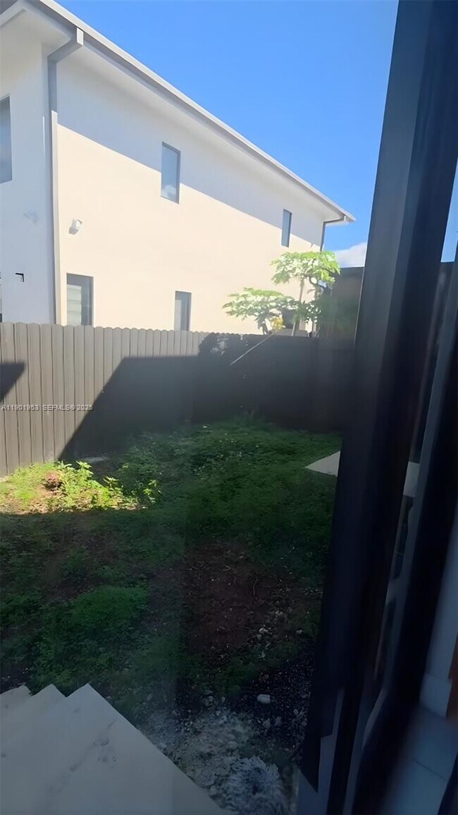 Building Photo - 206 NW 11th Ct