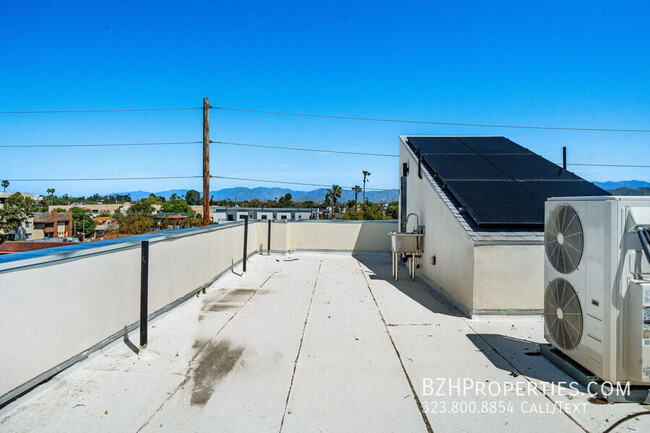 Building Photo - Beautiful Modern Duplex in the heart of No...