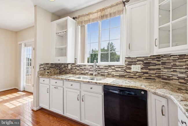 Building Photo - 44217 Navajo Dr