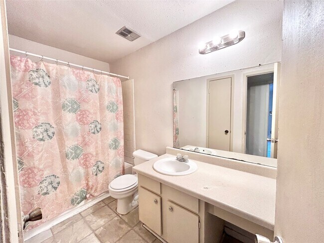 Building Photo - 8201 Richmond Ave.