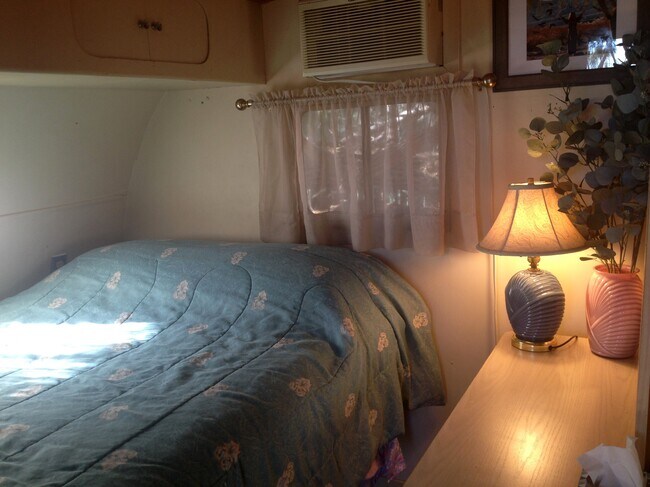 bedroom - 21900 Penny Ln