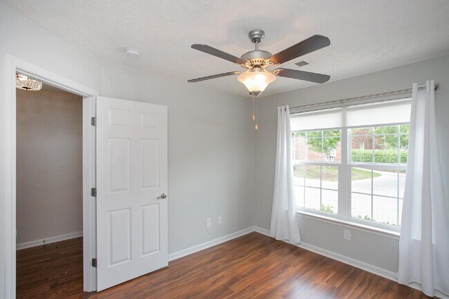 Building Photo - Single-level 2-bed, 2-bath townhome in 55+ community with pool, clubhouse, fitness center and gro...