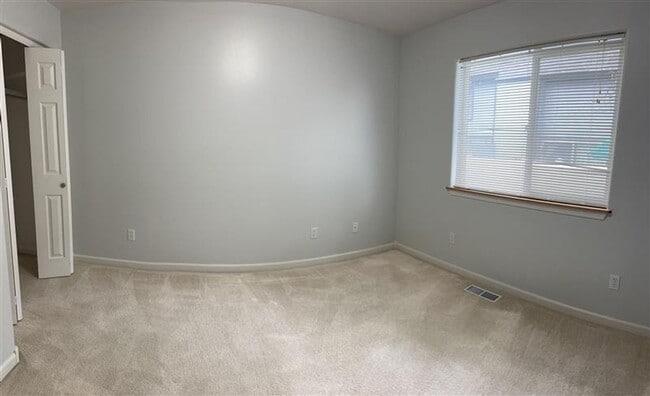 Building Photo - Three Bedroom - Low maintenance, west-end,...