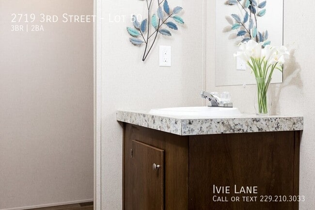 Building Photo - 2719 3rd St