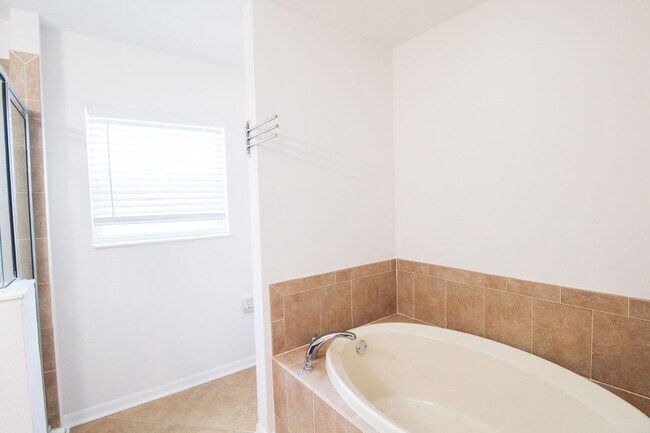 Building Photo - Lakeview 4-Bedroom, 2.5-Bath Annual Rental in Lakewood Ranch/Greenbrook