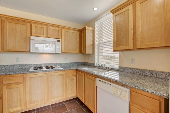 Building Photo - Beautiful top floor condo!