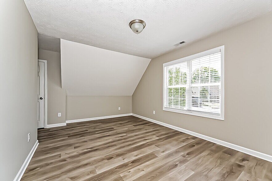 Building Photo - 216 Rivergate Ct