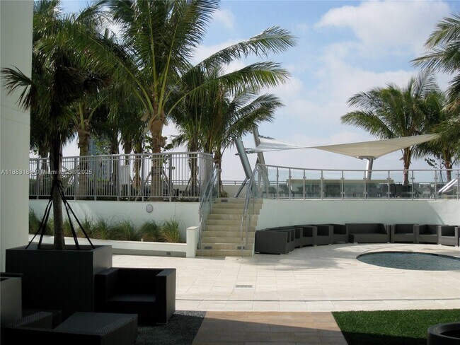 Building Photo - 900 Biscayne Blvd