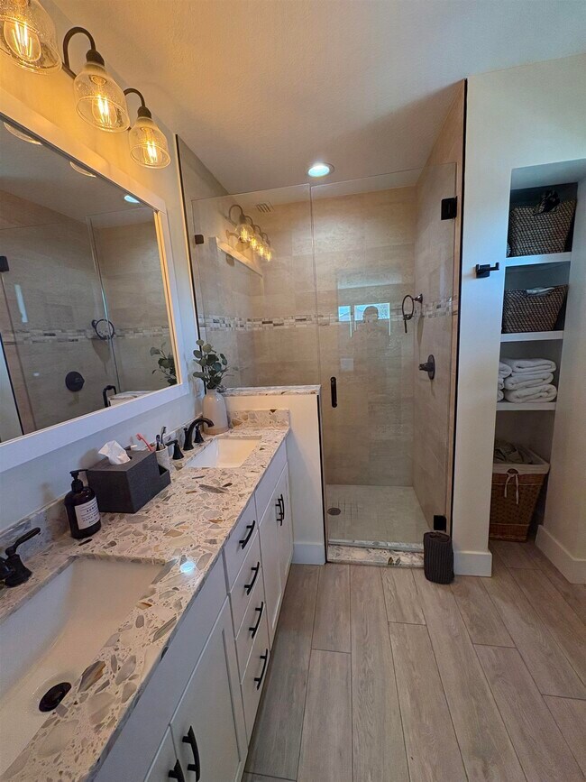 Building Photo - 221 Desoto Rd