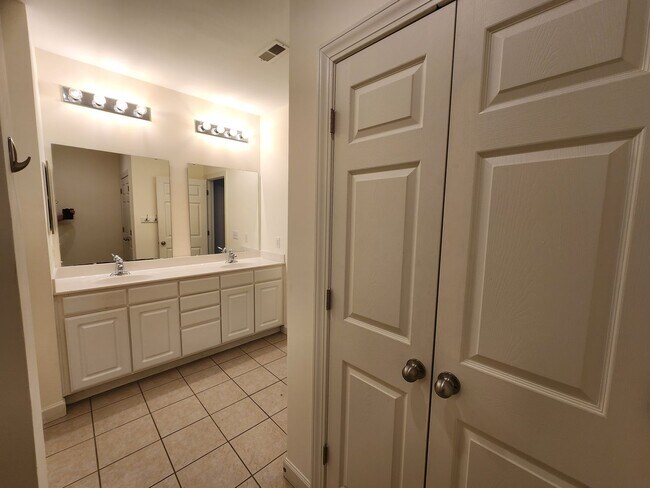 Building Photo - 2 Bedroom | 2 Bath Condo with Garage in Bellingham Park