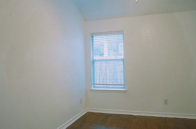 Building Photo - 614 Valencia Dr