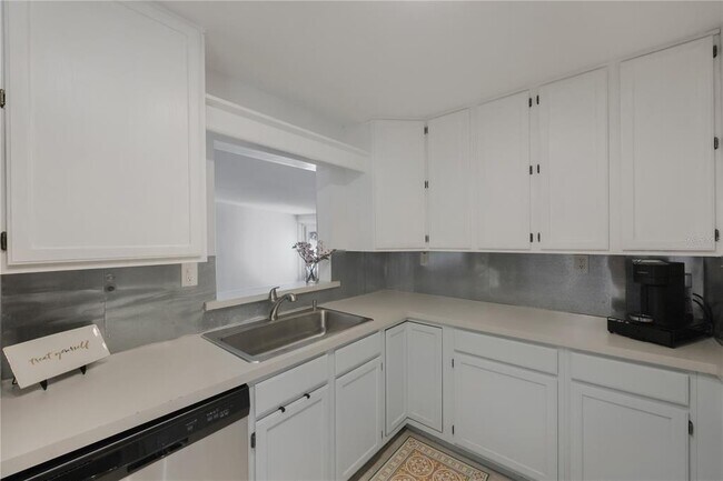 Building Photo - 702 Gray St S