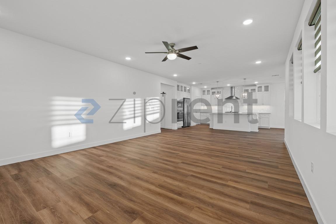Building Photo - Unit