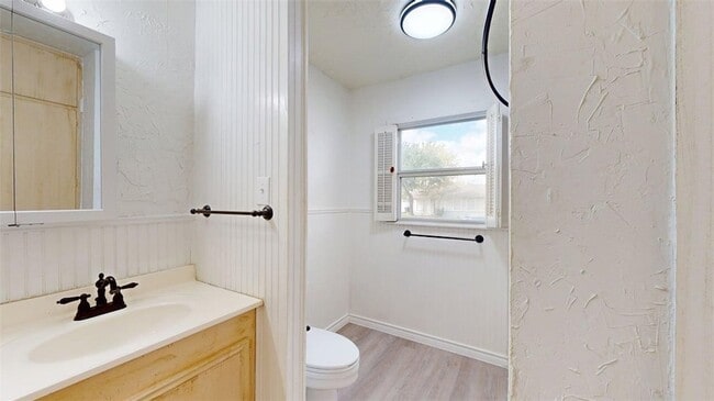 Building Photo - 911 E North Ave