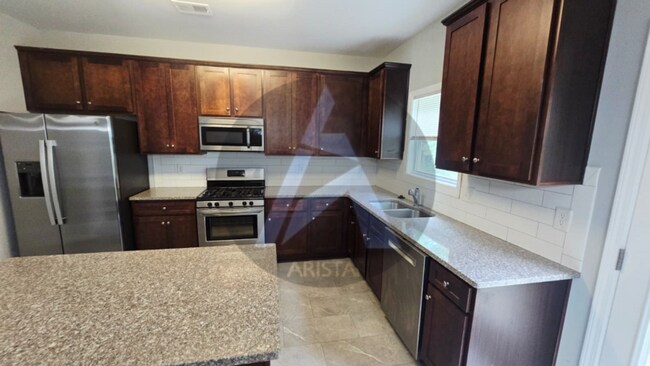 Building Photo - 208 Persian Ivy Way