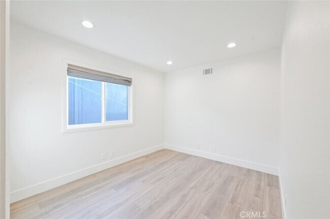 Building Photo - 411 Goldenrod Ave