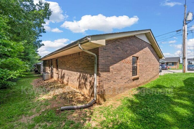 Building Photo - 1375 Thompsonville Ln