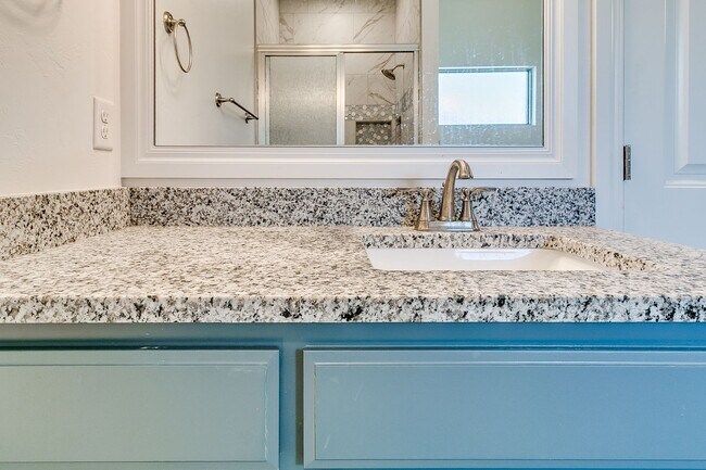 Building Photo - 3 Bed, 2 Bath Home with Bonus Office and  ...