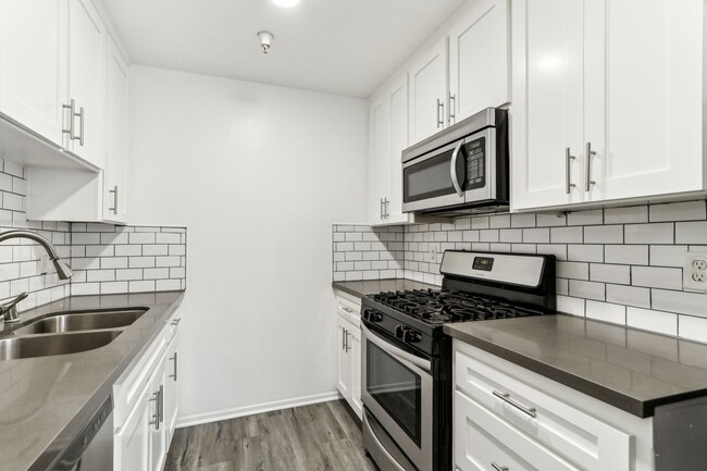 Interior Photo - 7057 Lanewood Ave