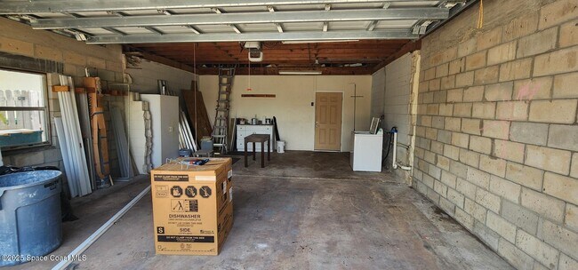 Building Photo - 1041 Bali Rd