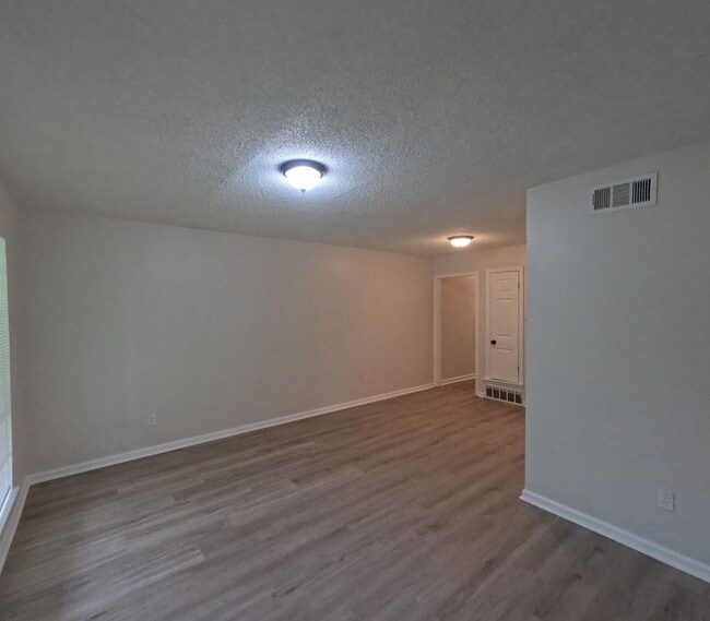 Building Photo - Fully Renovated 2BR Duplex Near University of Memphis | Pet Friendly