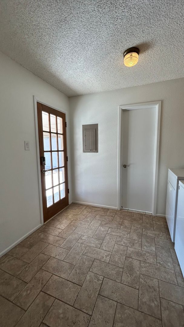 Building Photo - Large Family Home in Country Club North