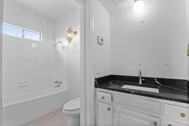 Building Photo - 4037-4039 Roswell St