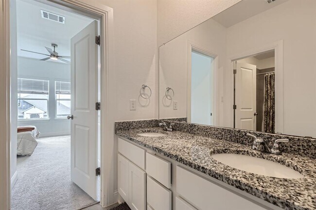 Building Photo - 542 Round Vly Trl