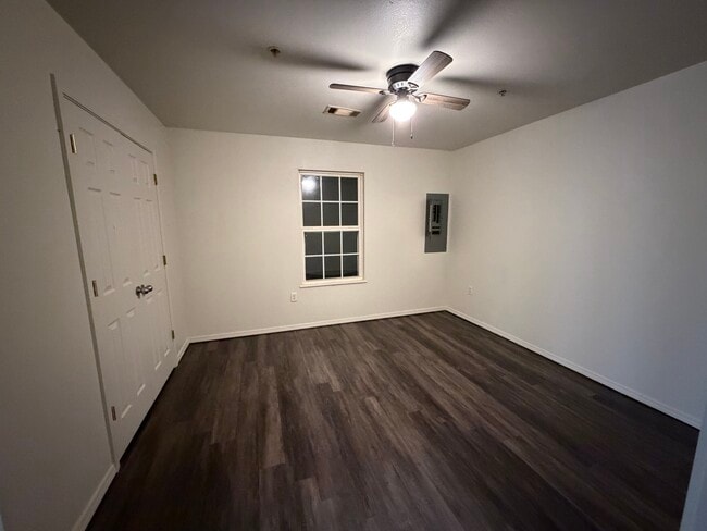 Building Photo - Triplex 300-2