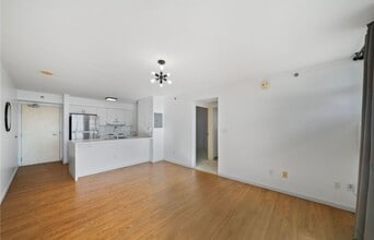 Building Photo - MOVE IN READY!