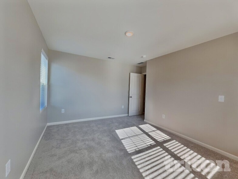 Building Photo - 152 Gladstone Loop