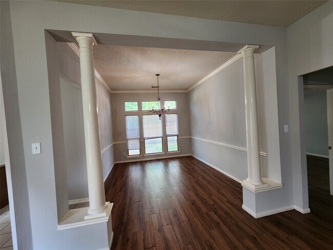Building Photo - 1011 Lexington Green Dr