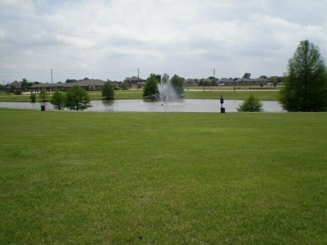 Building Photo - 2213 Willow Dr