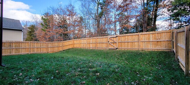 Building Photo - Large 4 bedroom 3 1/2 bath home that backs up to the 15th green in Magnolia Green.
