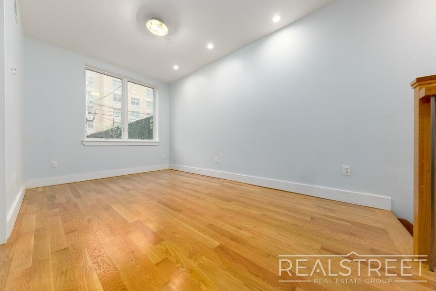 Building Photo - No Fee Large 2+ Bed Duplex w BACKYARD & LAUNDRY In Unit