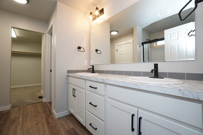 Building Photo - 1512 W Cub River Dr