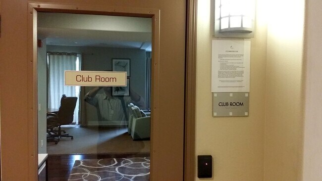 Building Photo - 931 E Walnut St