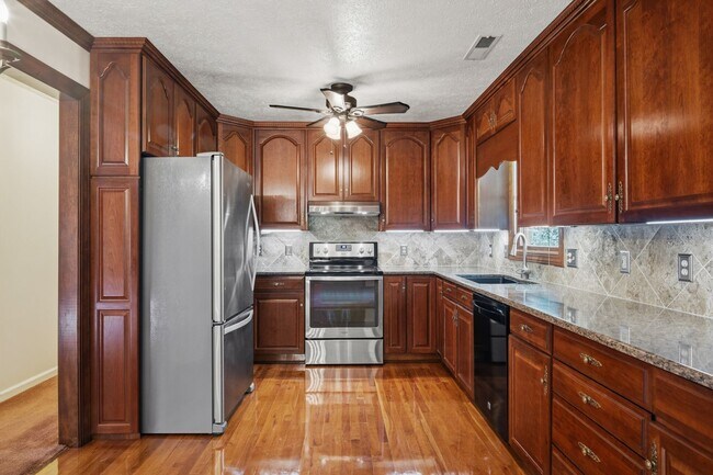 Building Photo - Spacious 5-Bedroom Home in Prestigious Blacksburg Country Club Estates