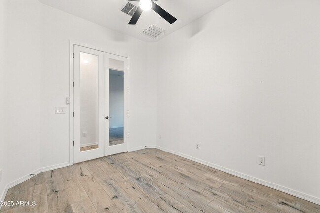 Building Photo - 8804 W Vista Ave