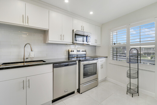 Building Photo - 155 Yacht Club Dr