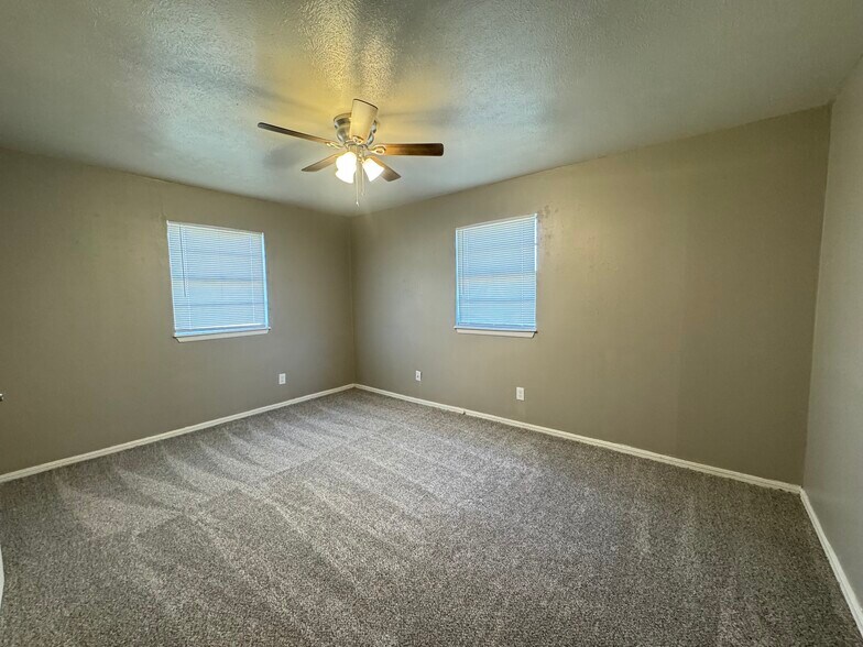 Building Photo - 9111 N Walker Ave