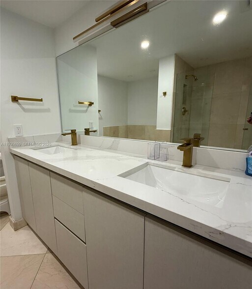 Building Photo - 3610 Yacht Club Dr