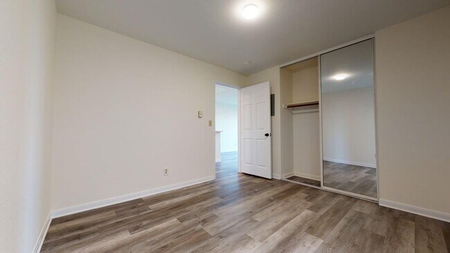 Building Photo - Charming 2BD/1BA Apartment in Prime Neighborhood with Parking