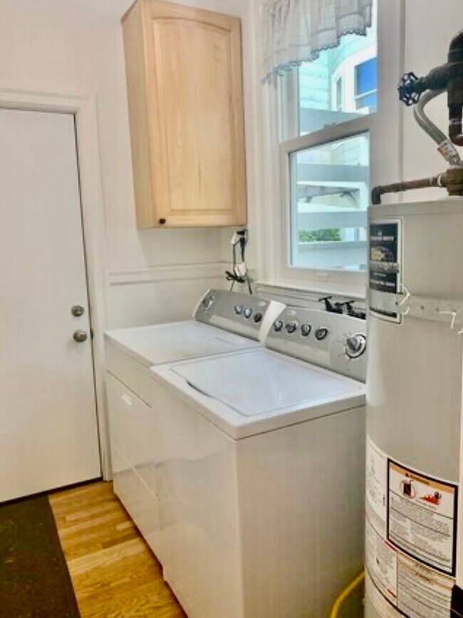 washer & dryer in separate room - 2814 Baker St